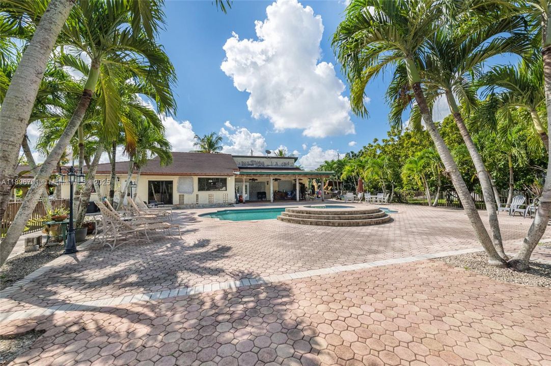 En Venta: $1,300,000 (5 camas, 3 baños, 4412 Pies cuadrados)