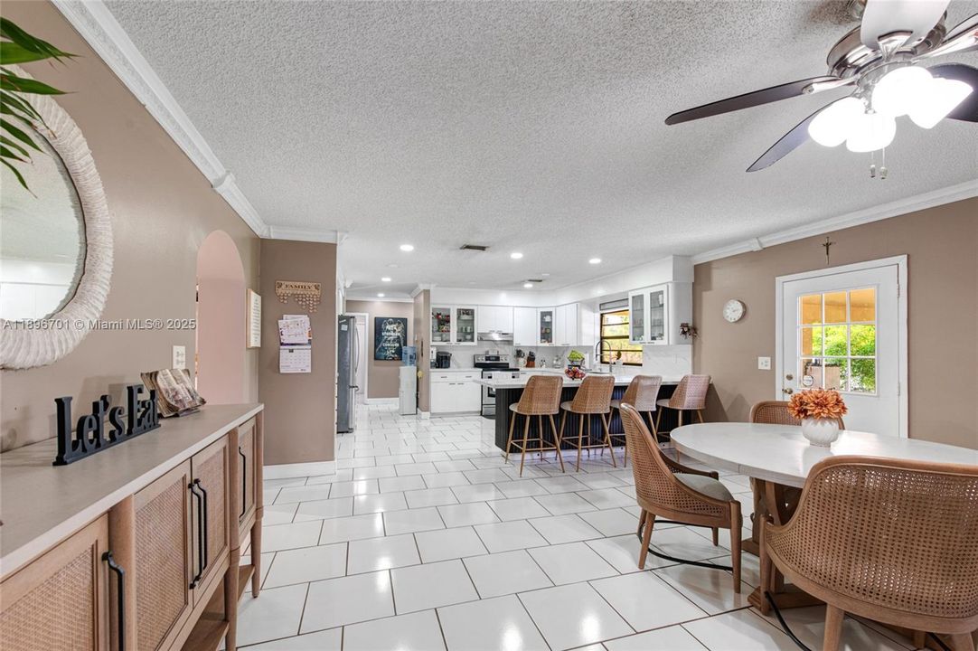 En Venta: $1,300,000 (5 camas, 3 baños, 4412 Pies cuadrados)