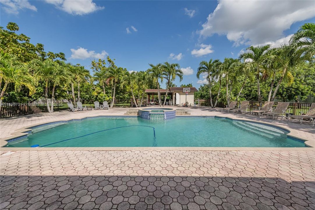 En Venta: $1,300,000 (5 camas, 3 baños, 4412 Pies cuadrados)