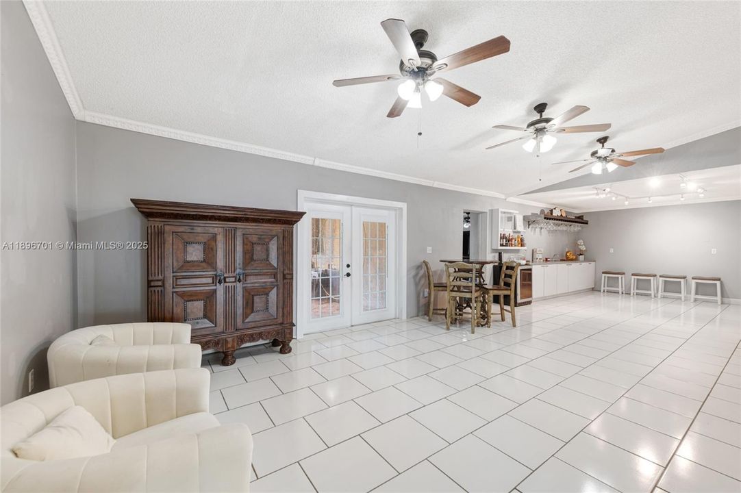 En Venta: $1,300,000 (5 camas, 3 baños, 4412 Pies cuadrados)