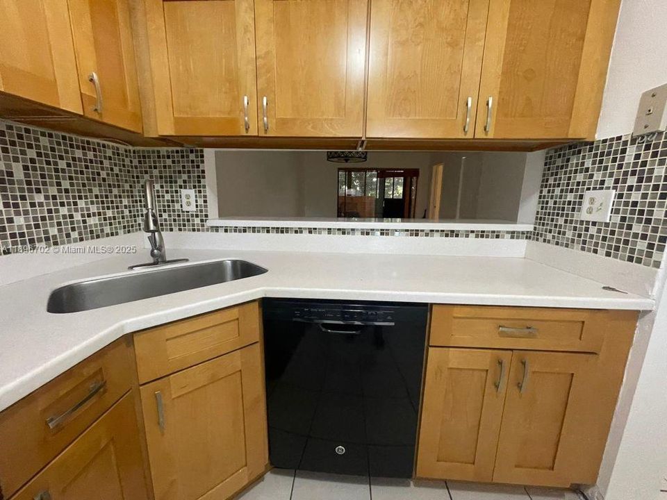 Active With Contract: $1,900 (2 beds, 2 baths, 820 Square Feet)