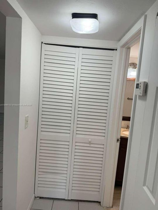 Active With Contract: $1,900 (2 beds, 2 baths, 820 Square Feet)