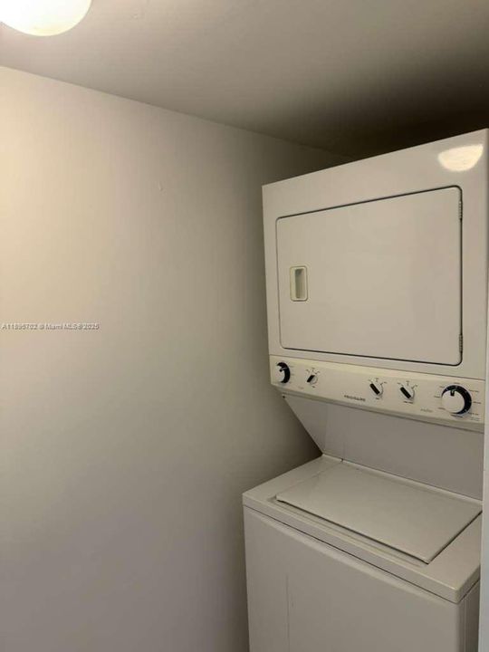 Active With Contract: $1,900 (2 beds, 2 baths, 820 Square Feet)