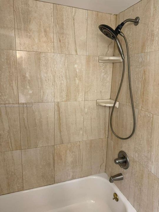 Active With Contract: $1,900 (2 beds, 2 baths, 820 Square Feet)