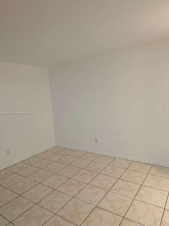 Active With Contract: $1,900 (2 beds, 2 baths, 820 Square Feet)