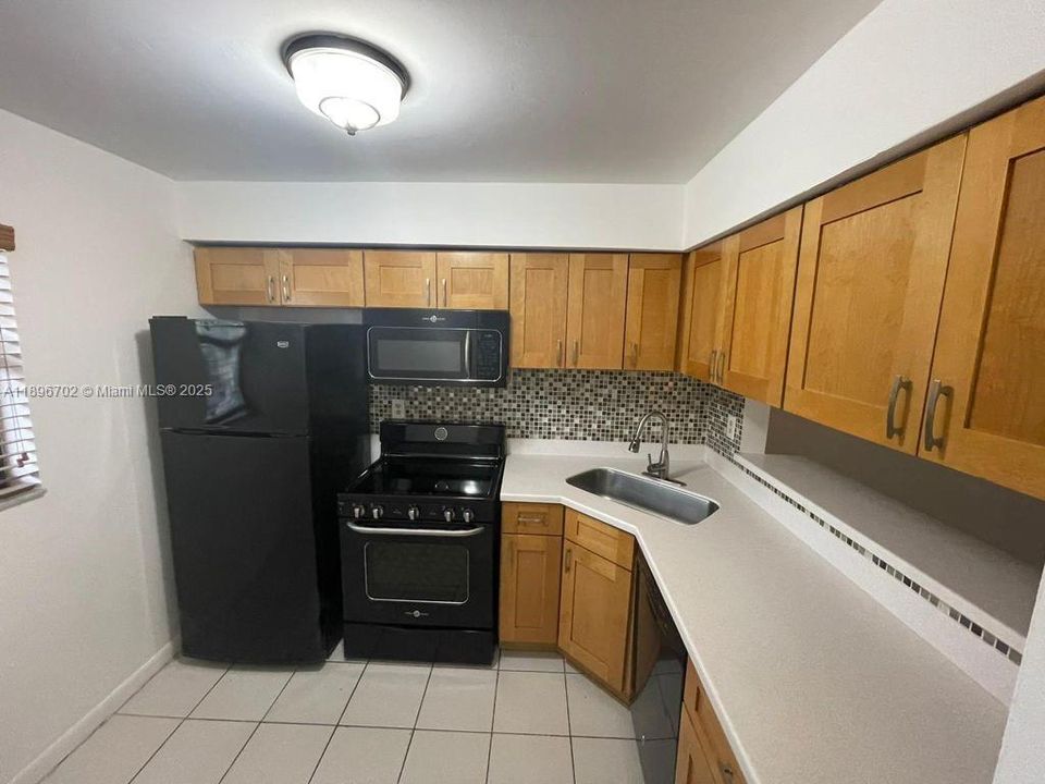 Active With Contract: $1,900 (2 beds, 2 baths, 820 Square Feet)