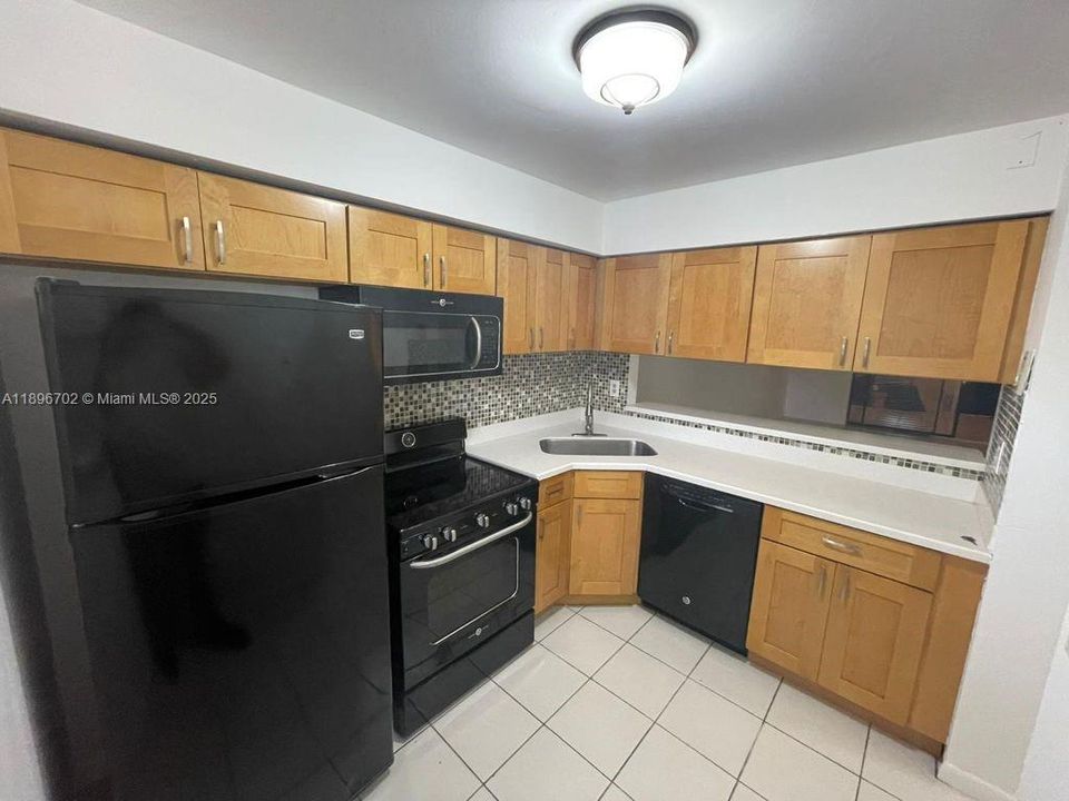 Active With Contract: $1,900 (2 beds, 2 baths, 820 Square Feet)