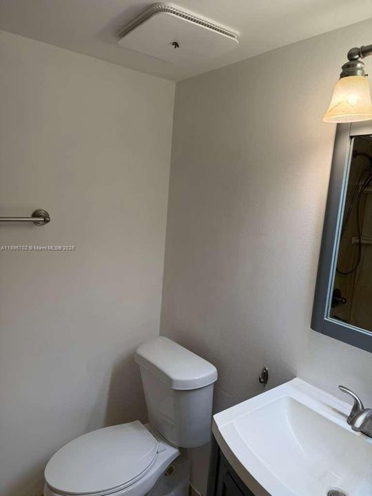 Active With Contract: $1,900 (2 beds, 2 baths, 820 Square Feet)