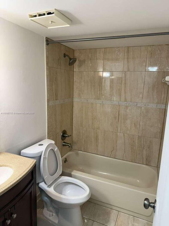 Active With Contract: $1,900 (2 beds, 2 baths, 820 Square Feet)