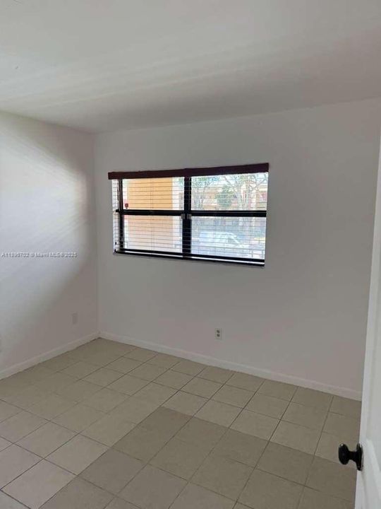 Active With Contract: $1,900 (2 beds, 2 baths, 820 Square Feet)