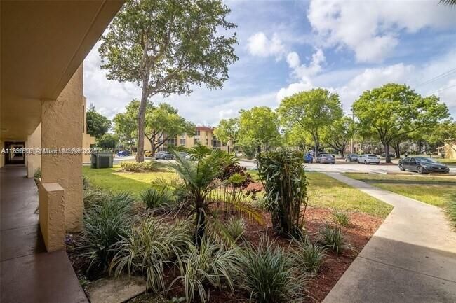 Active With Contract: $1,900 (2 beds, 2 baths, 820 Square Feet)