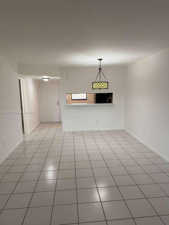 Active With Contract: $1,900 (2 beds, 2 baths, 820 Square Feet)