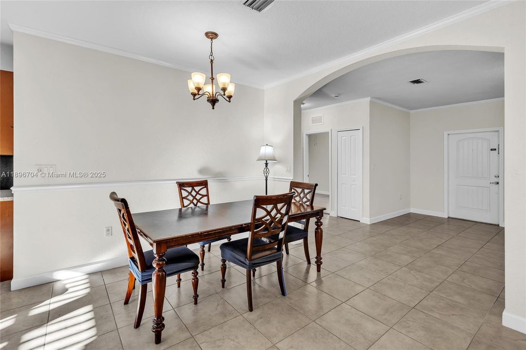 最近售出: $529,000 (3 贝兹, 2 浴室, 1573 平方英尺)