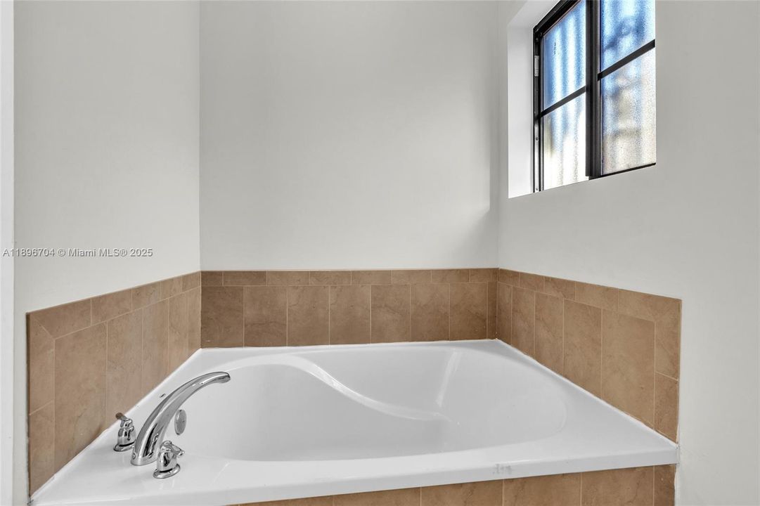 最近售出: $529,000 (3 贝兹, 2 浴室, 1573 平方英尺)