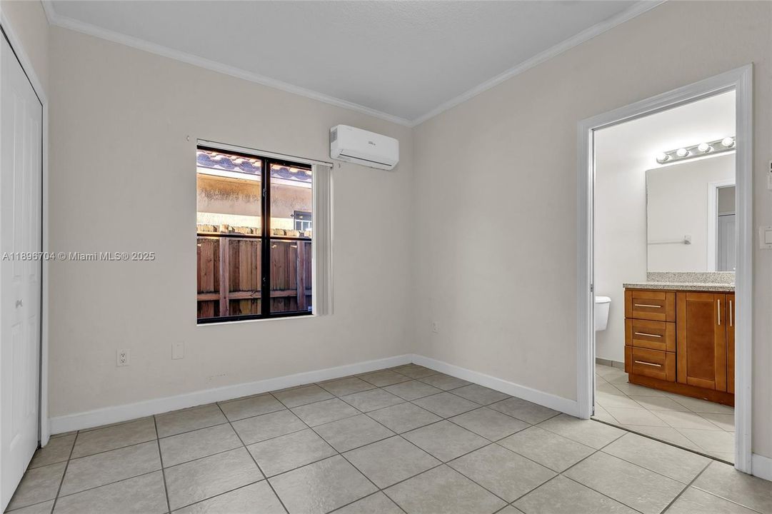 2nd bedroom with access to bathroom from within