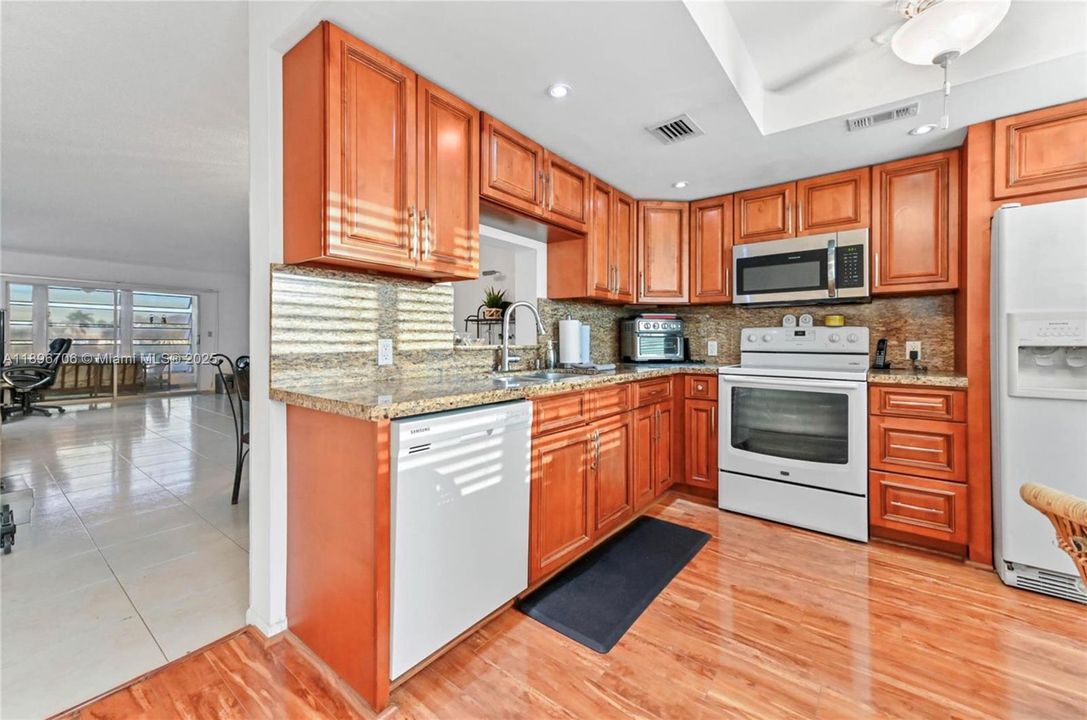 For Sale: $135,000 (2 beds, 2 baths, 1156 Square Feet)