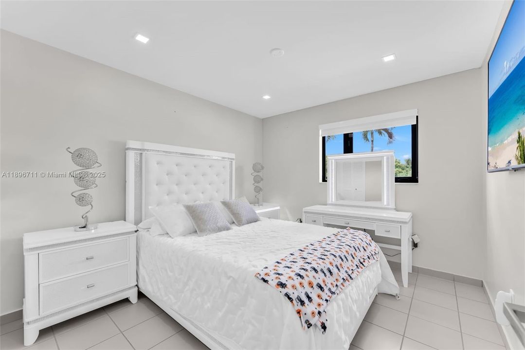 For Rent: $4,900 (4 beds, 2 baths, 2067 Square Feet)