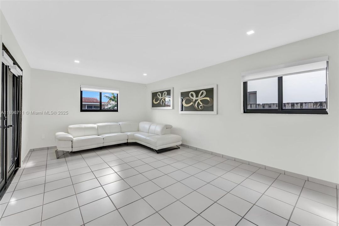 For Rent: $4,900 (4 beds, 2 baths, 2067 Square Feet)