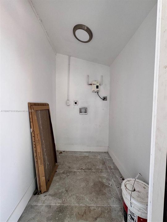 Active With Contract: $439,000 (3 beds, 2 baths, 912 Square Feet)