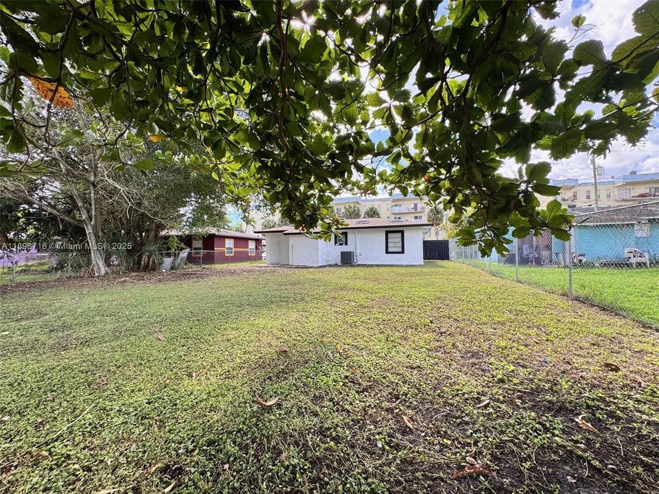 Active With Contract: $439,000 (3 beds, 2 baths, 912 Square Feet)