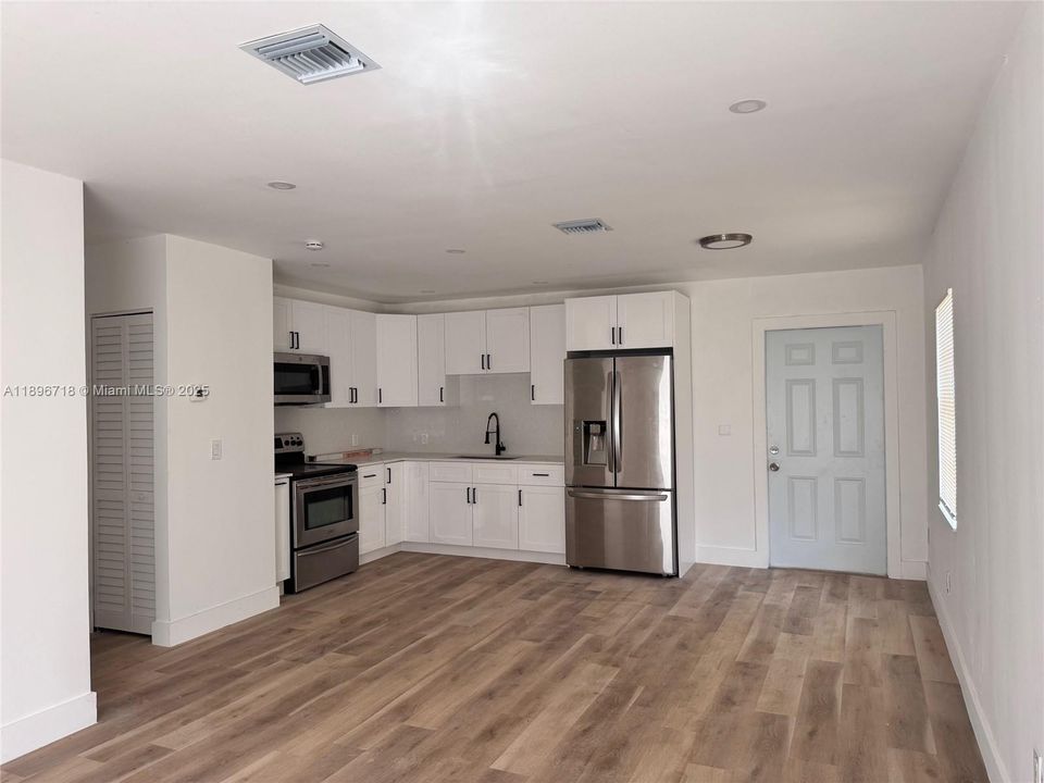 Active With Contract: $439,000 (3 beds, 2 baths, 912 Square Feet)