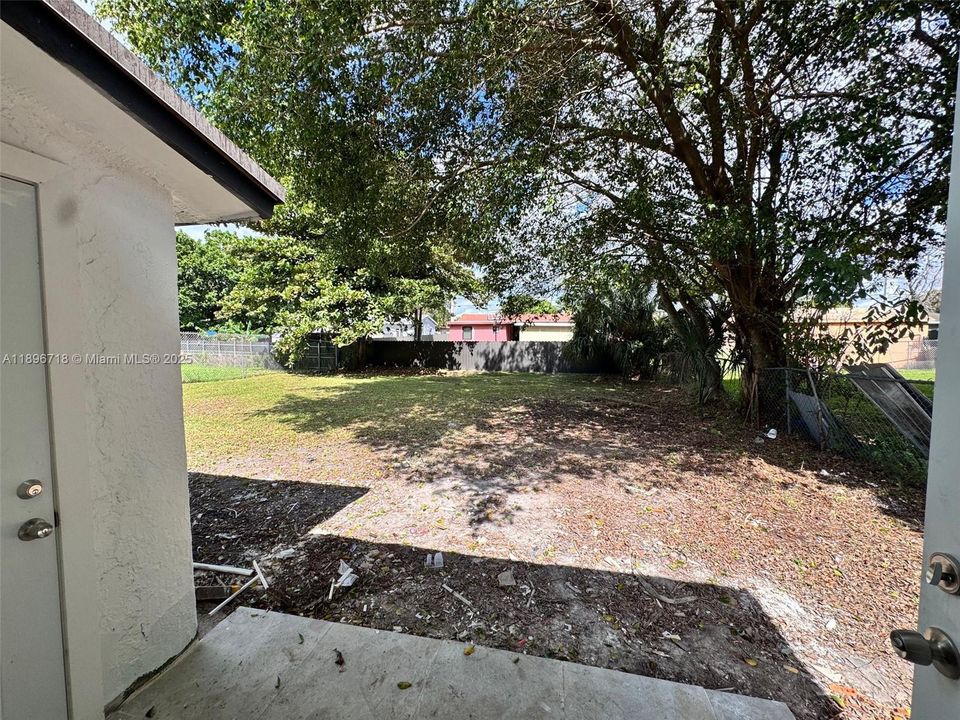 Active With Contract: $439,000 (3 beds, 2 baths, 912 Square Feet)