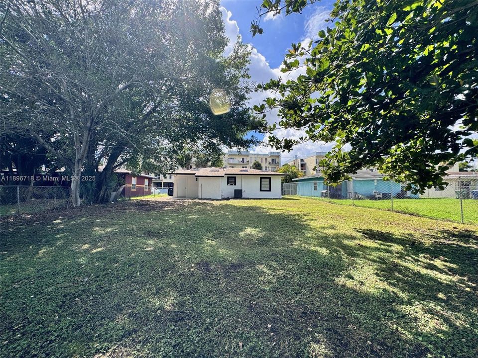 Active With Contract: $439,000 (3 beds, 2 baths, 912 Square Feet)