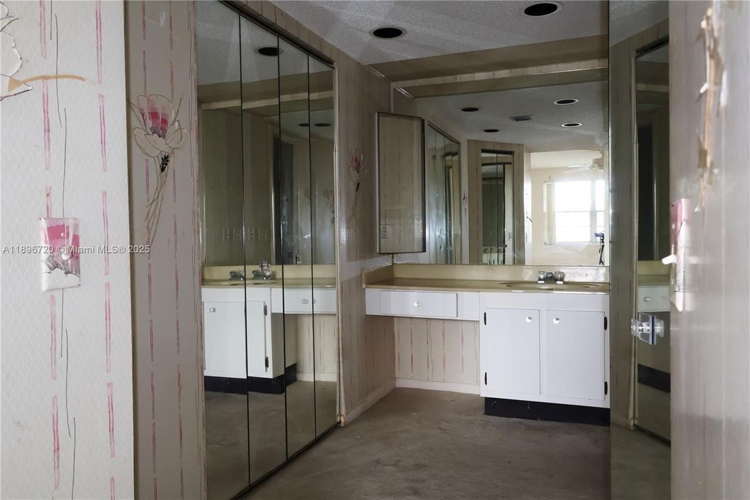 Под контрактом: $92,000 (2 спален, 2 ванн, 1225 Квадратных фут)