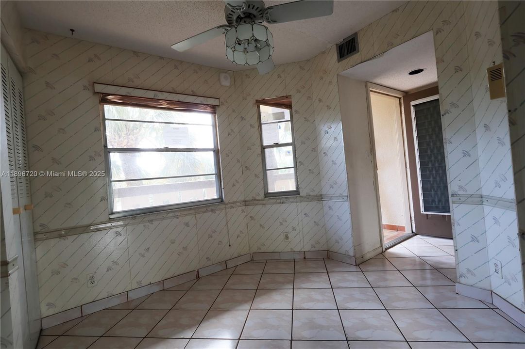 Под контрактом: $92,000 (2 спален, 2 ванн, 1225 Квадратных фут)