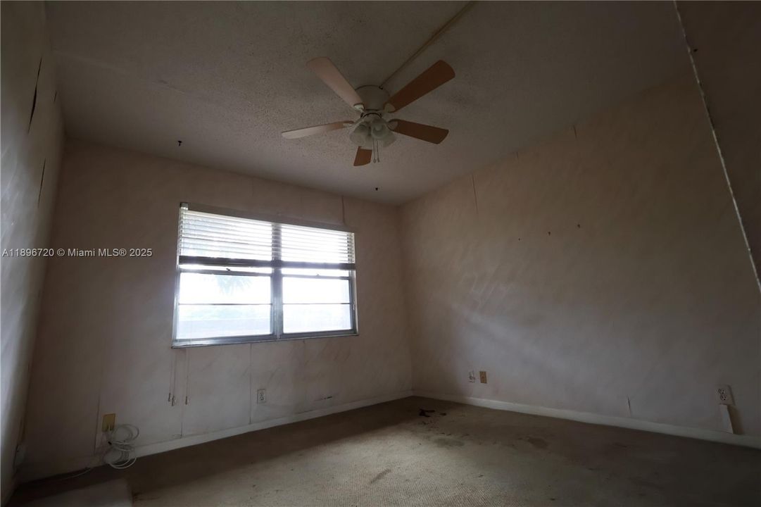 Под контрактом: $92,000 (2 спален, 2 ванн, 1225 Квадратных фут)