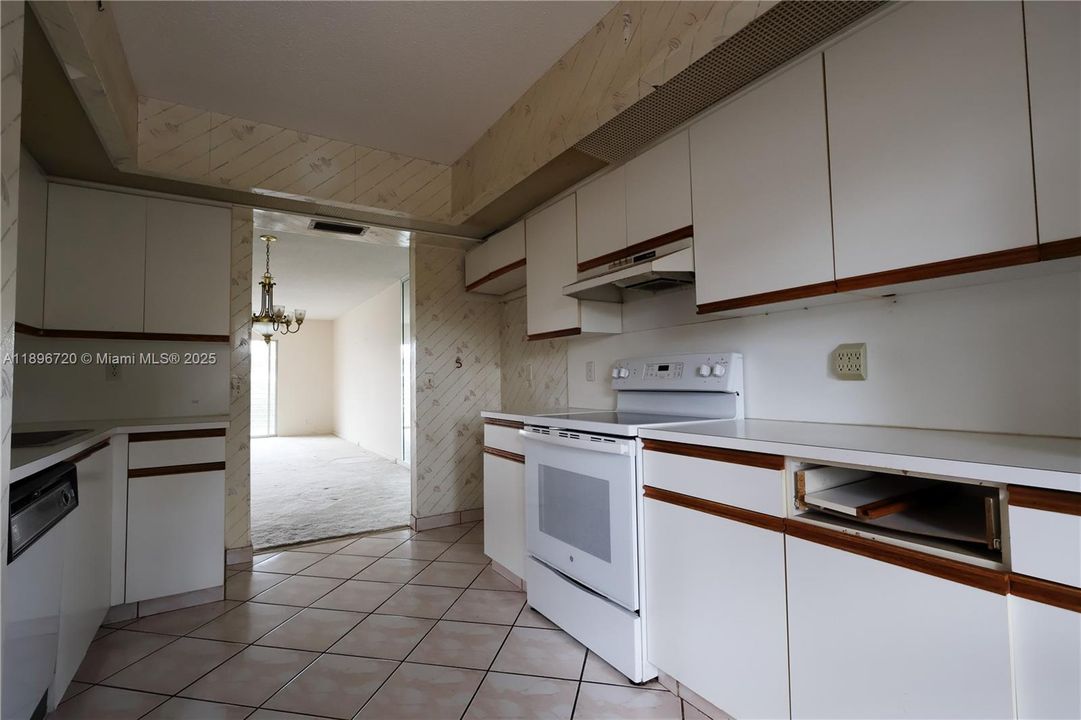 Под контрактом: $92,000 (2 спален, 2 ванн, 1225 Квадратных фут)