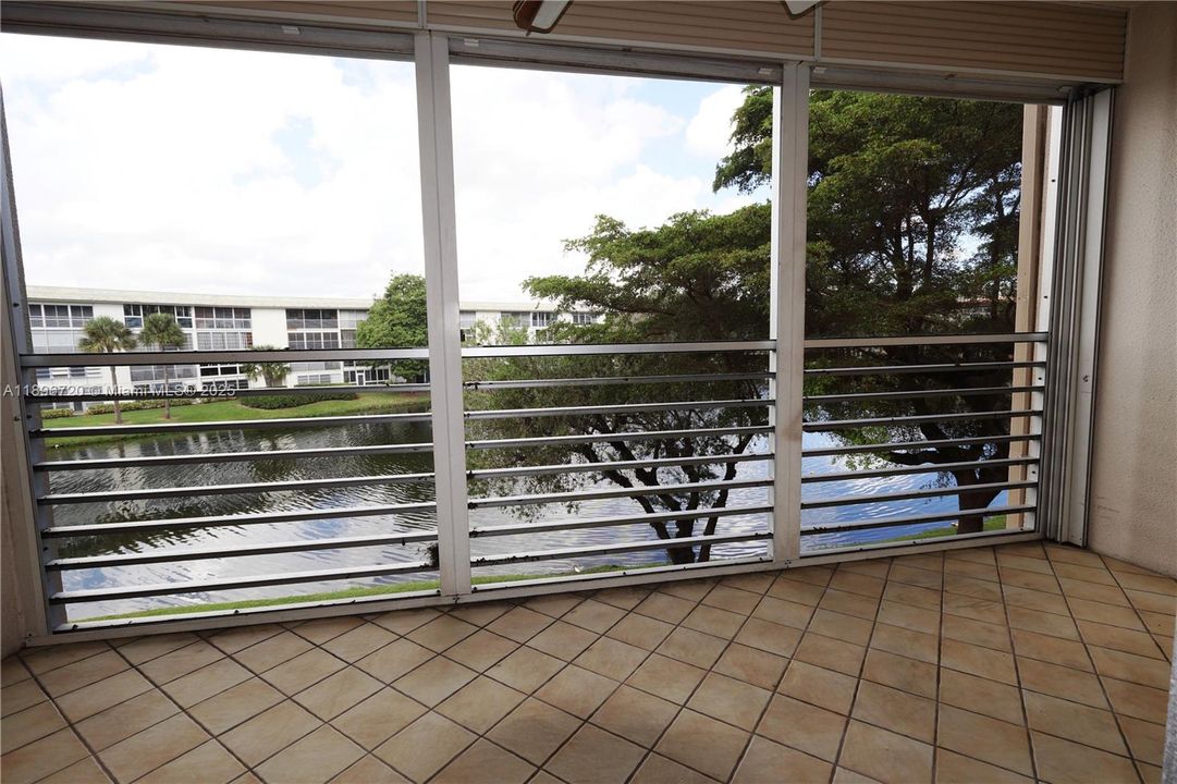 Под контрактом: $92,000 (2 спален, 2 ванн, 1225 Квадратных фут)