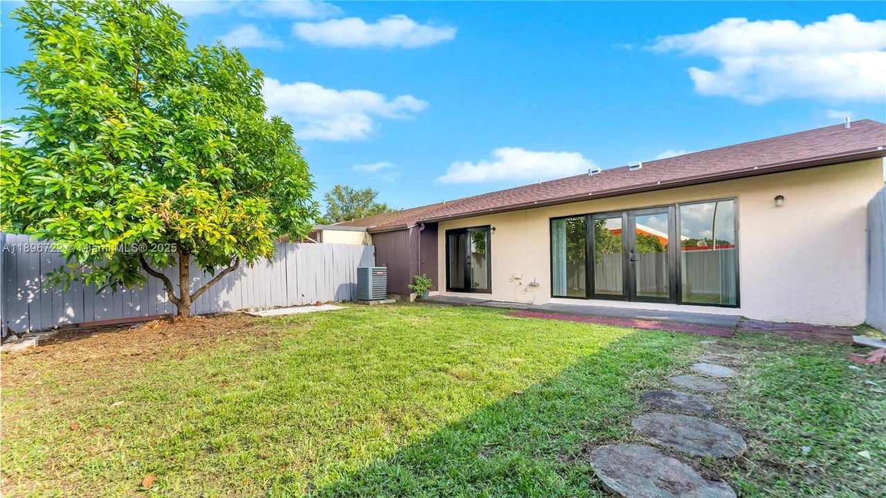 最近租的: $3,000 (3 贝兹, 2 浴室, 1221 平方英尺)