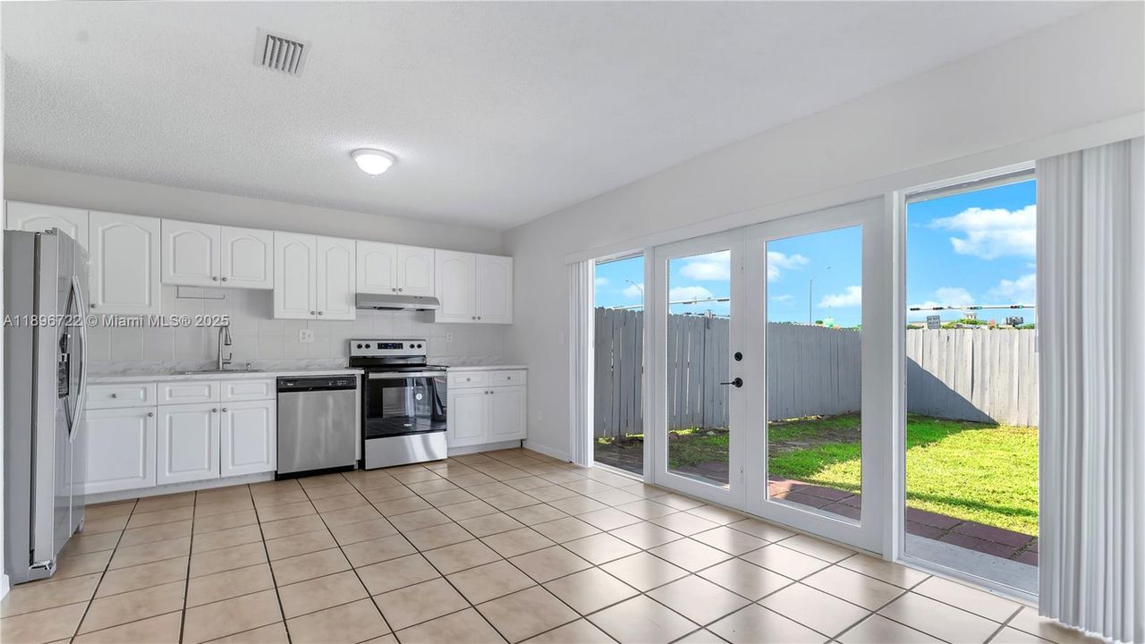 最近租的: $3,000 (3 贝兹, 2 浴室, 1221 平方英尺)