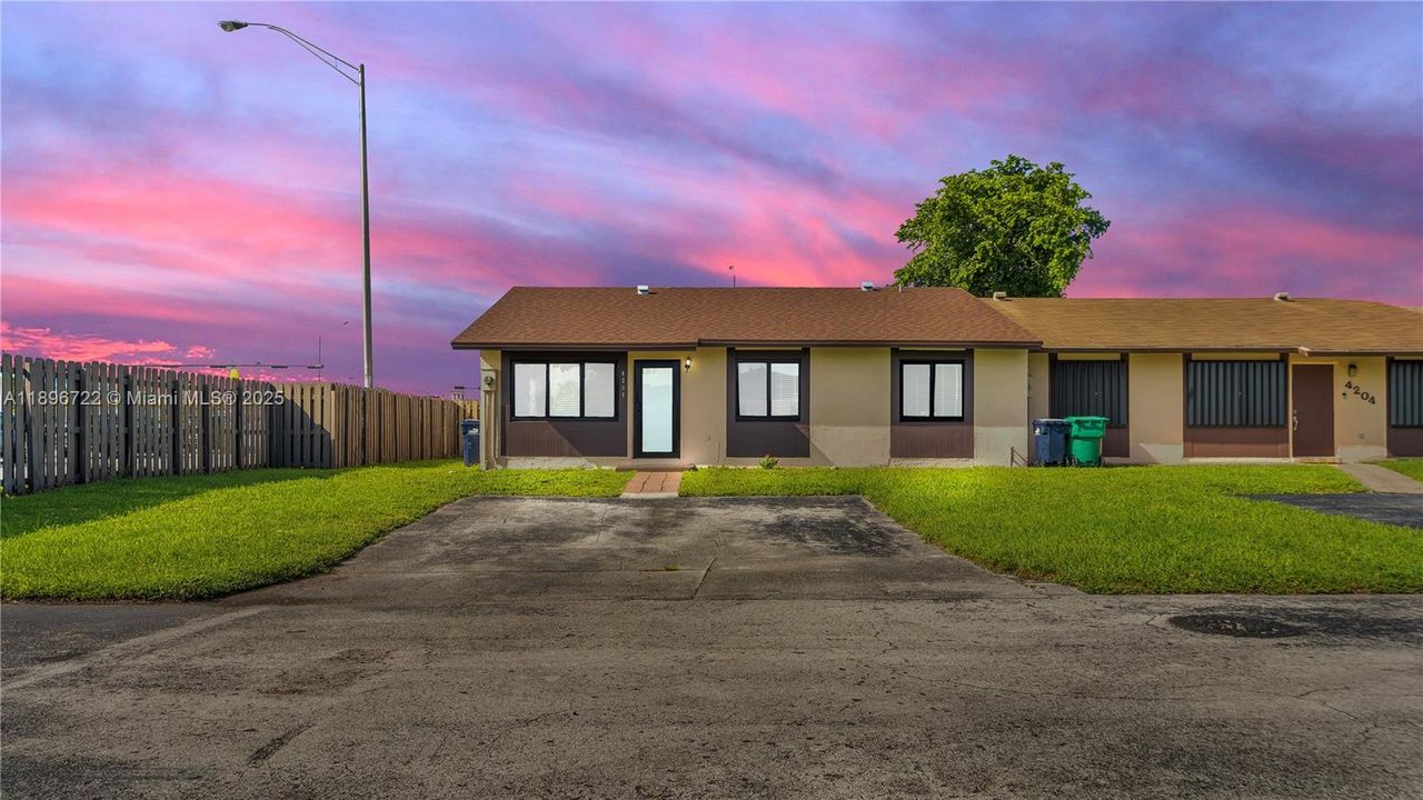 最近租的: $3,000 (3 贝兹, 2 浴室, 1221 平方英尺)