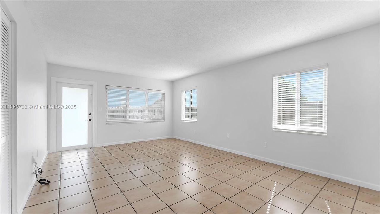 最近租的: $3,000 (3 贝兹, 2 浴室, 1221 平方英尺)