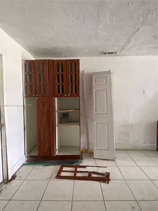 For Sale: $300,000 (2 beds, 2 baths, 1080 Square Feet)