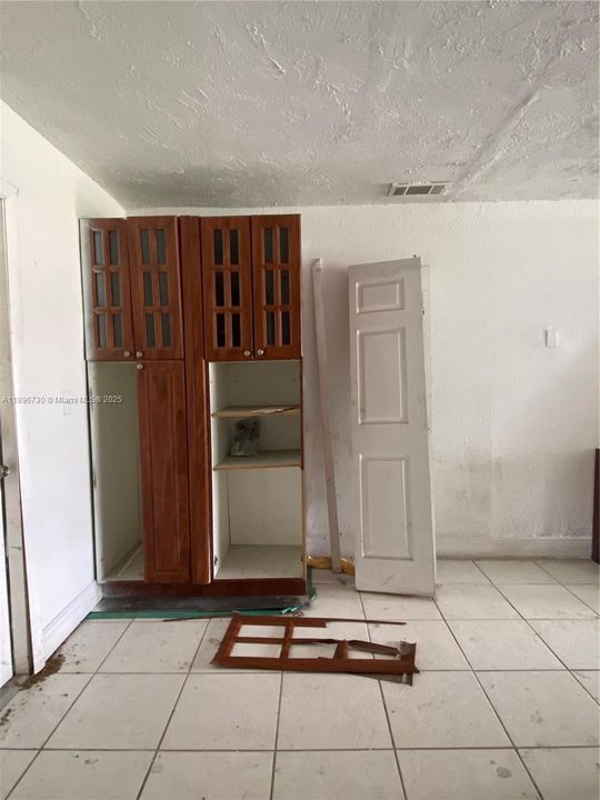 For Sale: $300,000 (2 beds, 2 baths, 1080 Square Feet)