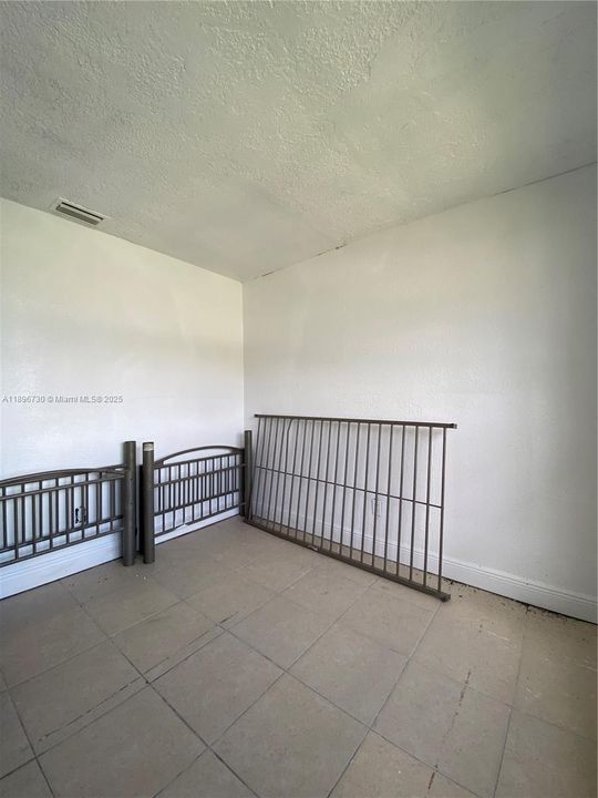 For Sale: $300,000 (2 beds, 2 baths, 1080 Square Feet)