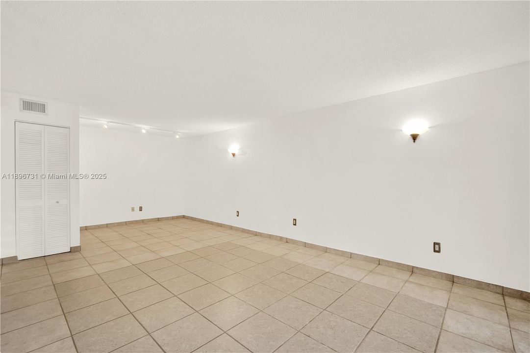 Под контрактом: $315,000 (2 спален, 2 ванн, 1310 Квадратных фут)