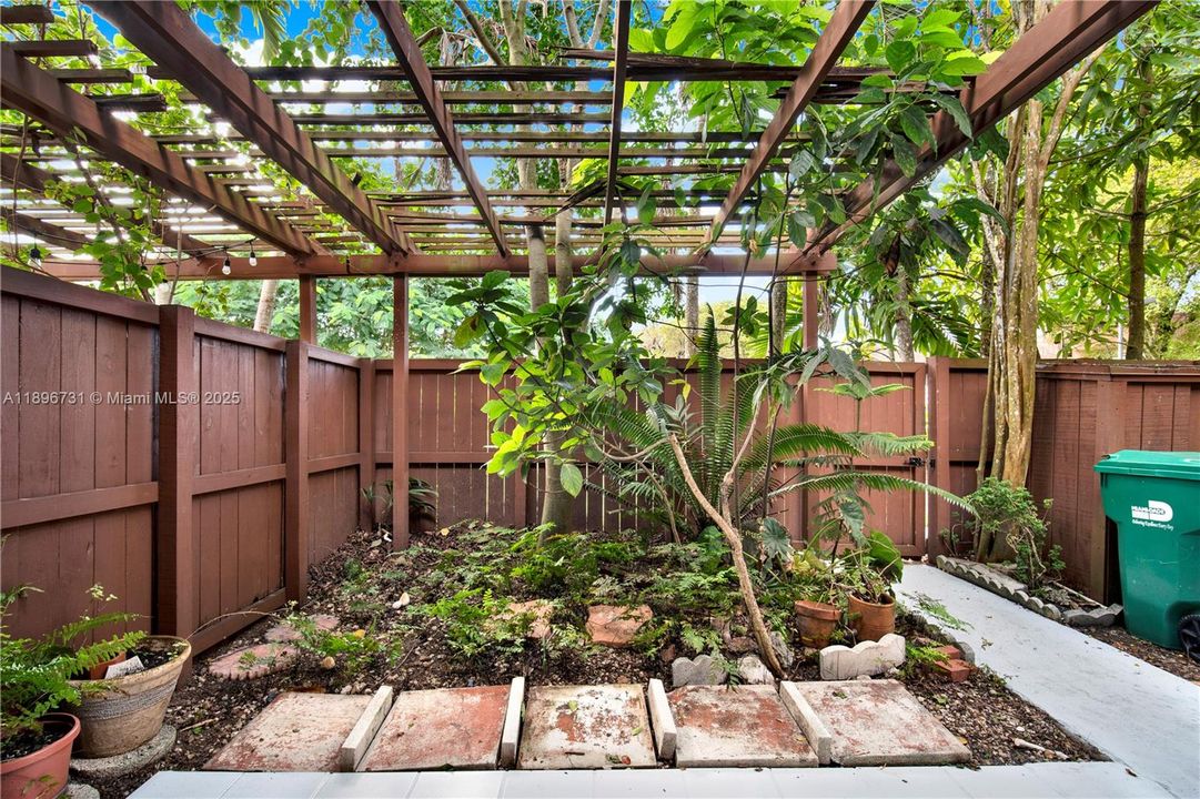 Под контрактом: $315,000 (2 спален, 2 ванн, 1310 Квадратных фут)