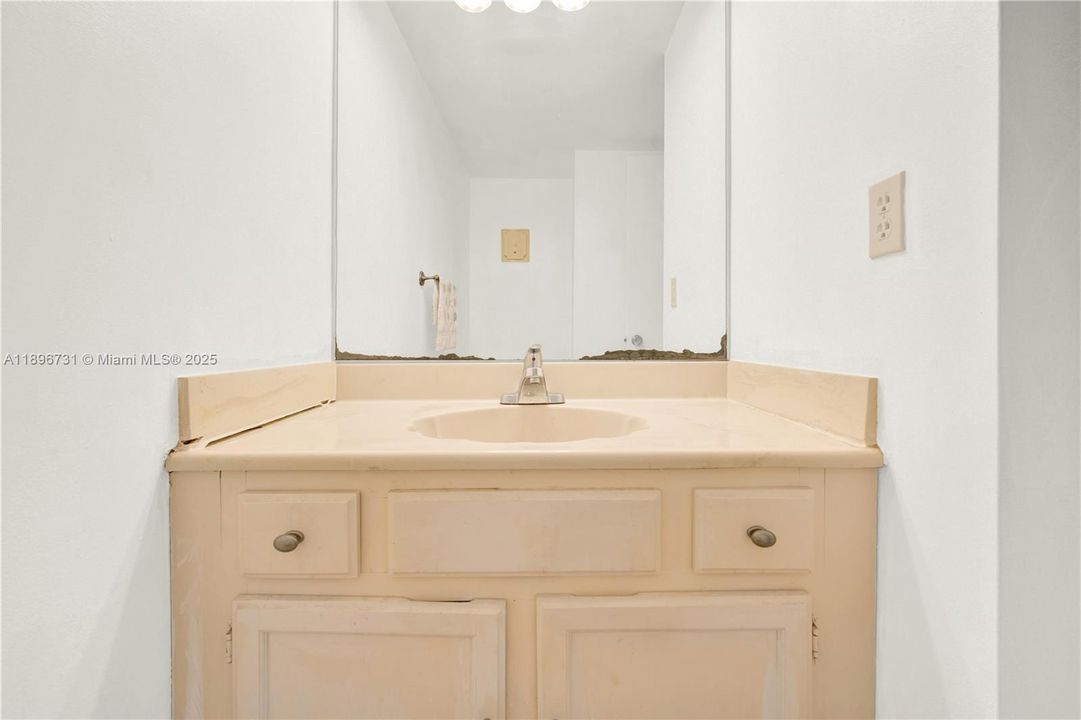 Под контрактом: $315,000 (2 спален, 2 ванн, 1310 Квадратных фут)