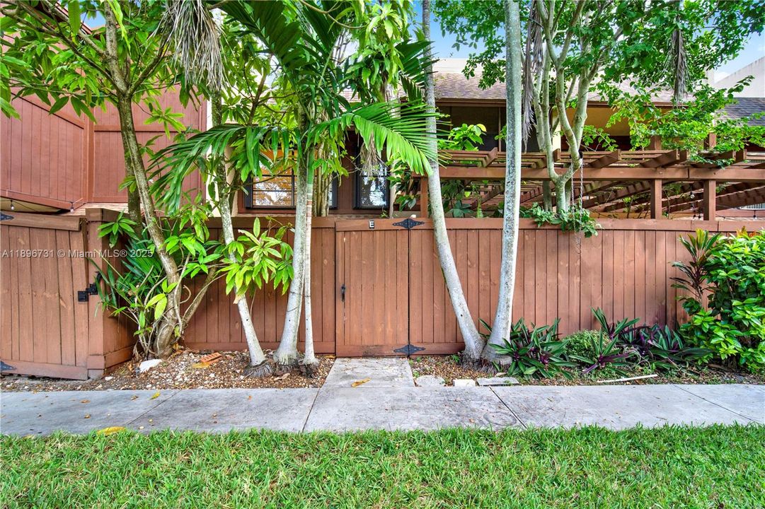 Под контрактом: $315,000 (2 спален, 2 ванн, 1310 Квадратных фут)