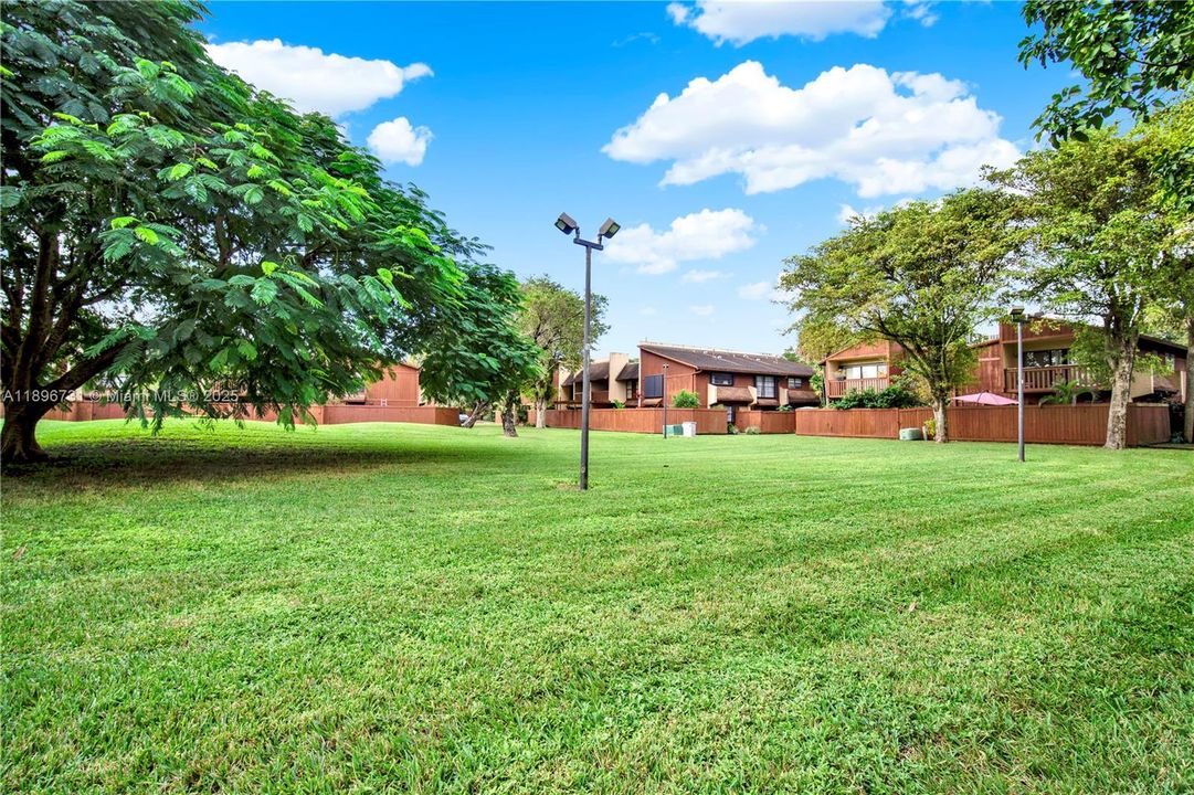 Под контрактом: $315,000 (2 спален, 2 ванн, 1310 Квадратных фут)