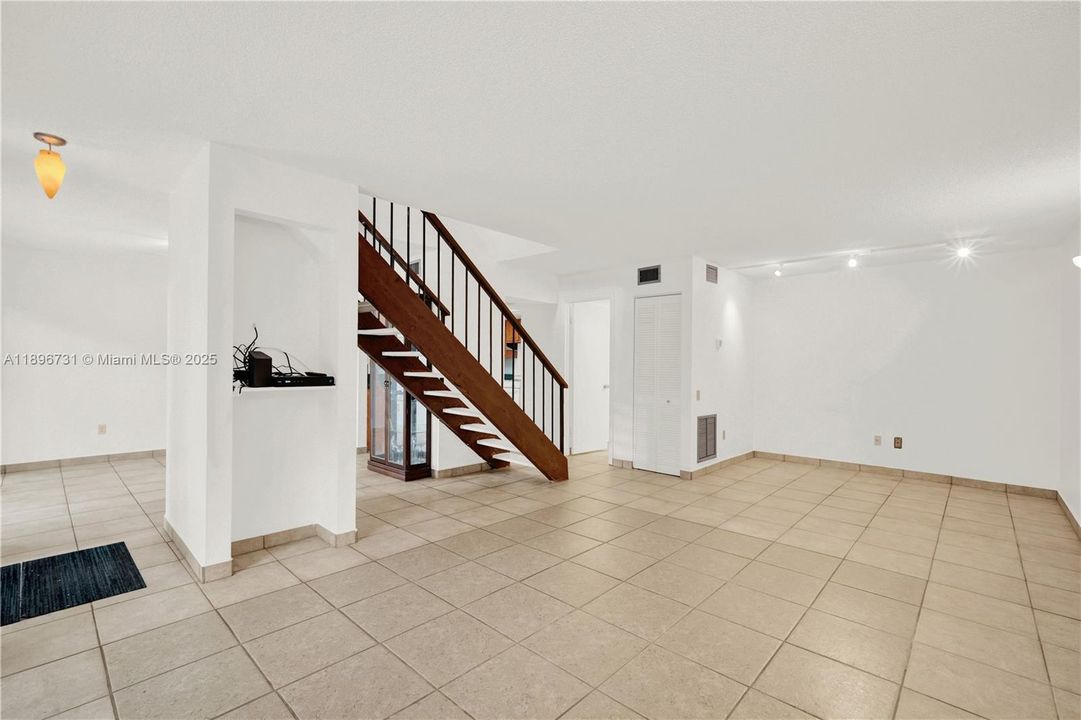 Под контрактом: $315,000 (2 спален, 2 ванн, 1310 Квадратных фут)