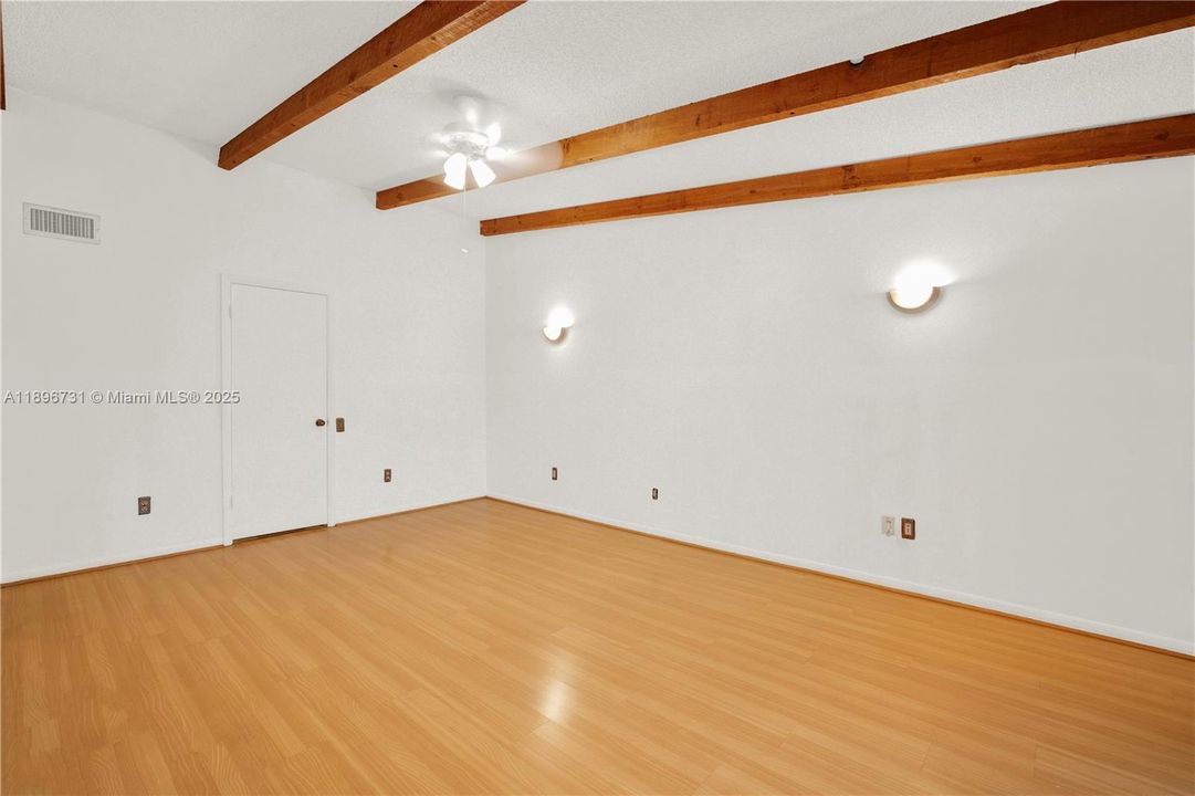 Под контрактом: $315,000 (2 спален, 2 ванн, 1310 Квадратных фут)