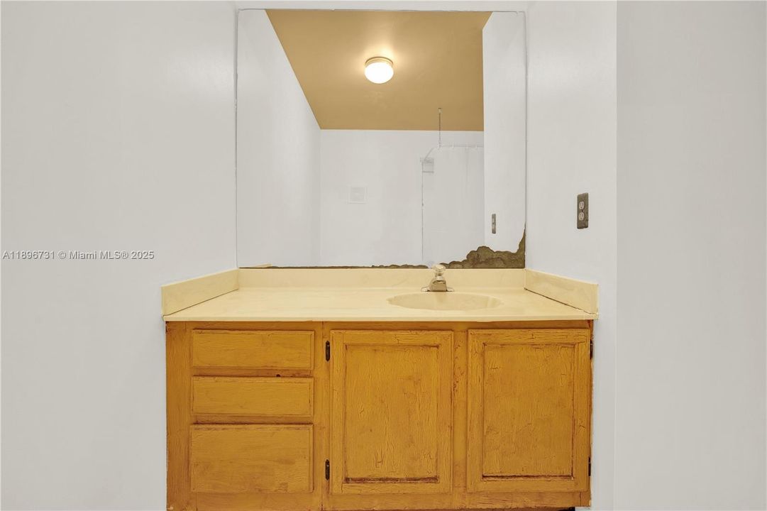 Под контрактом: $315,000 (2 спален, 2 ванн, 1310 Квадратных фут)