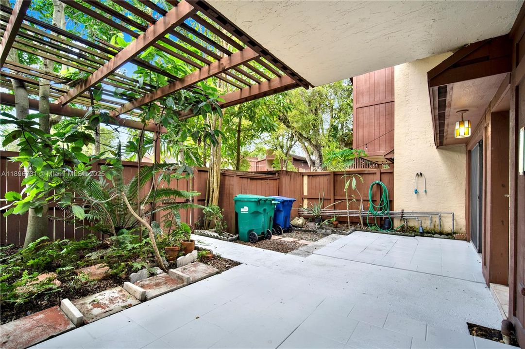 Под контрактом: $315,000 (2 спален, 2 ванн, 1310 Квадратных фут)