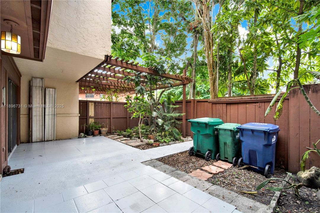 Под контрактом: $315,000 (2 спален, 2 ванн, 1310 Квадратных фут)