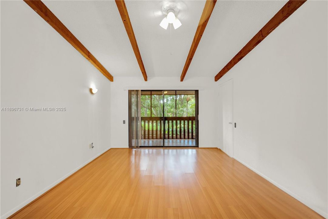 Под контрактом: $315,000 (2 спален, 2 ванн, 1310 Квадратных фут)